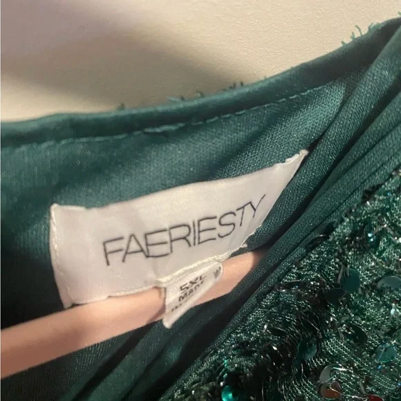 Elegant Green Long Sleeve Evening Dress - Picture 3 of 3